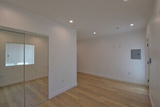 10855 Morrison St, Unit 10 in Los Angeles, CA - Building Photo - Building Photo