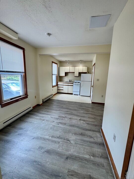 49 Ledyard Ave in Groton, CT - Building Photo