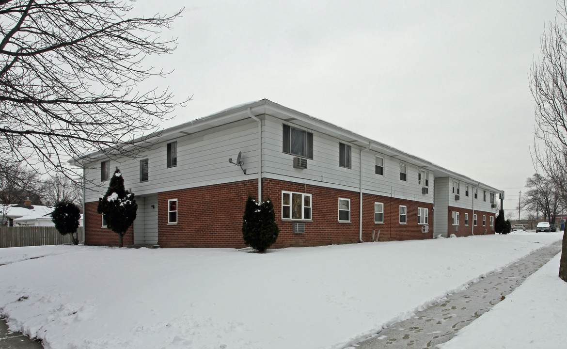 Bicanin Apartments in Kenosha, WI - Building Photo