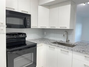 2810 NE 201st Terrace in Miami, FL - Foto de edificio - Building Photo