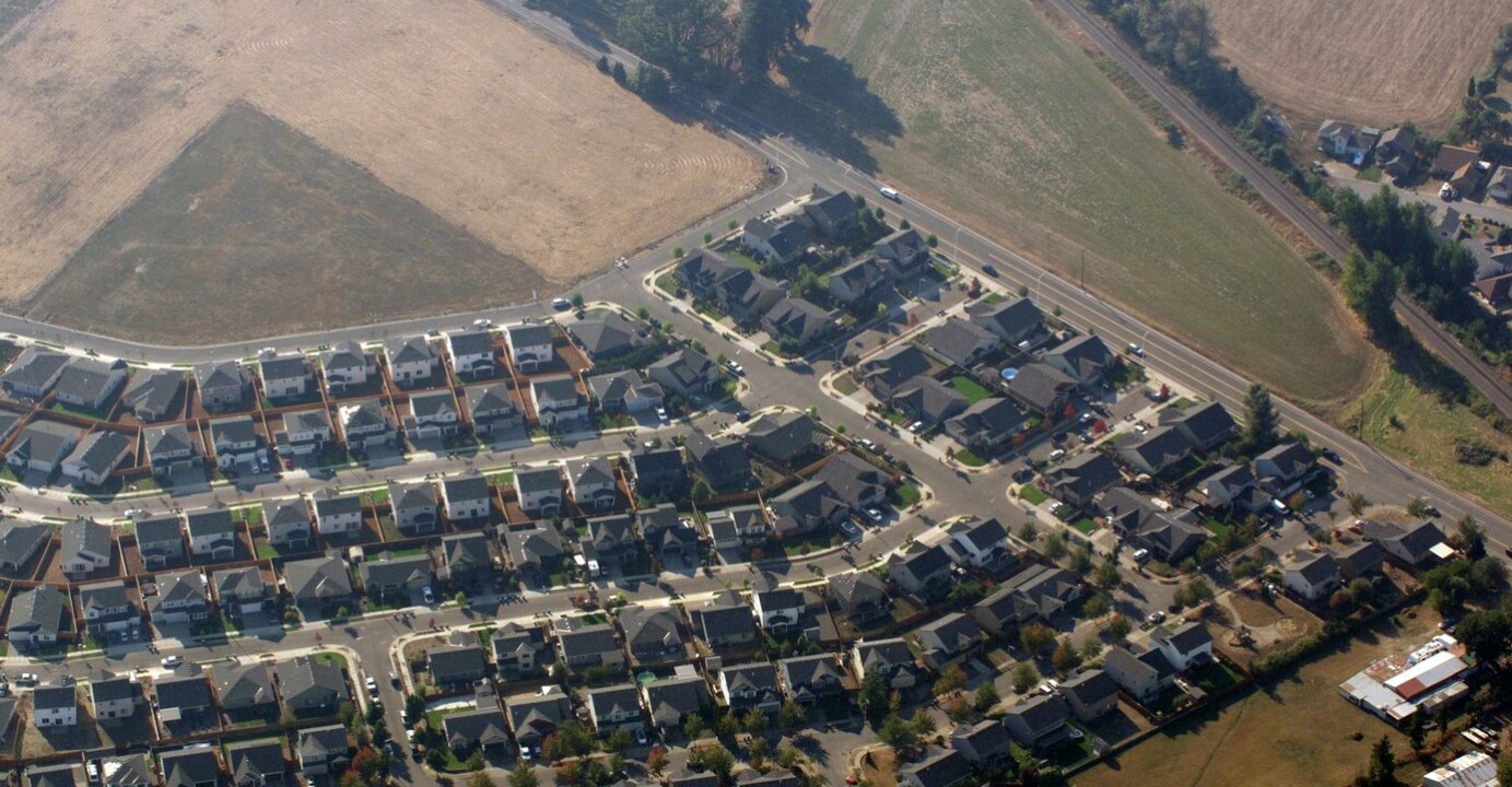 SFR in Woodburn, OR - Building Photo