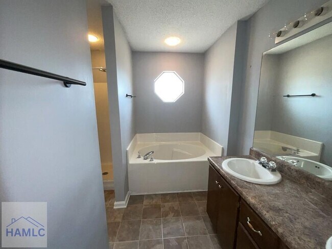 215 Bridgemont Way in Hinesville, GA - Foto de edificio - Building Photo