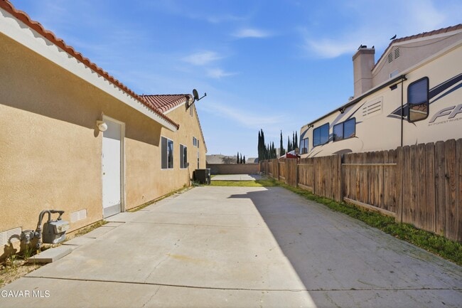 44762 Shadowcrest Dr in Lancaster, CA - Building Photo - Building Photo
