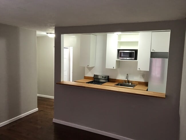 2116 Kemper Ln, Unit 9 in Cincinnati, OH - Building Photo - Building Photo