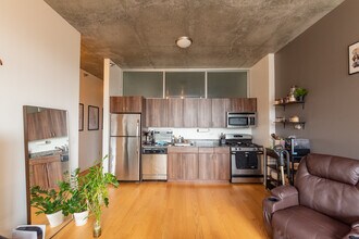 235 W Van Buren St in Chicago, IL - Building Photo - Building Photo