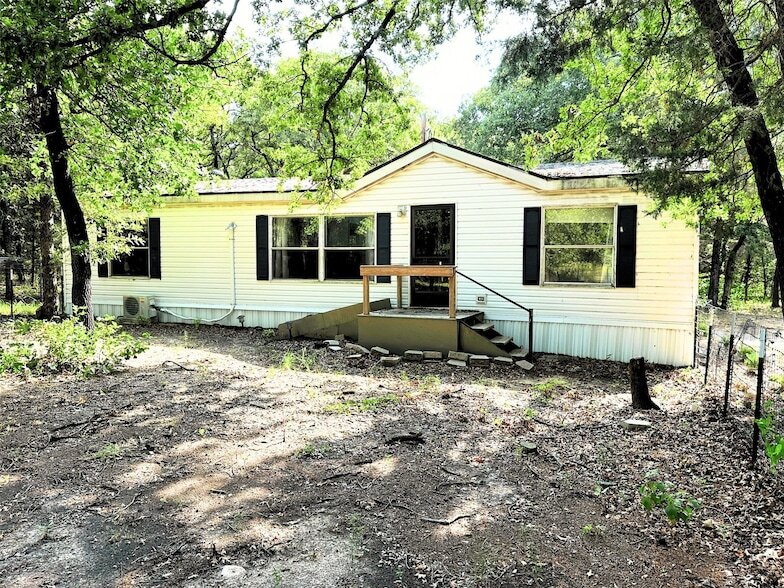 1395 Blackjack Rd, Unit RV-412 in Valley View, TX - Building Photo