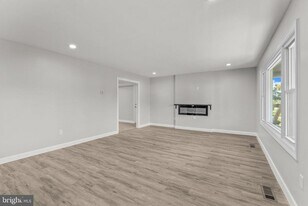 12 Holbrook Ln in Willingboro, NJ - Building Photo