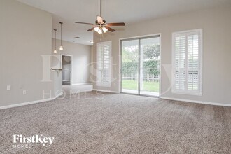 2352 Longmont Dr in Jacksonville, FL - Foto de edificio - Building Photo