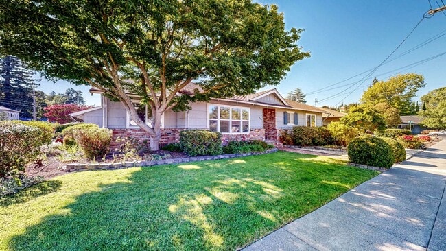 1827 Creekside Rd in Santa Rosa, CA - Building Photo - Building Photo