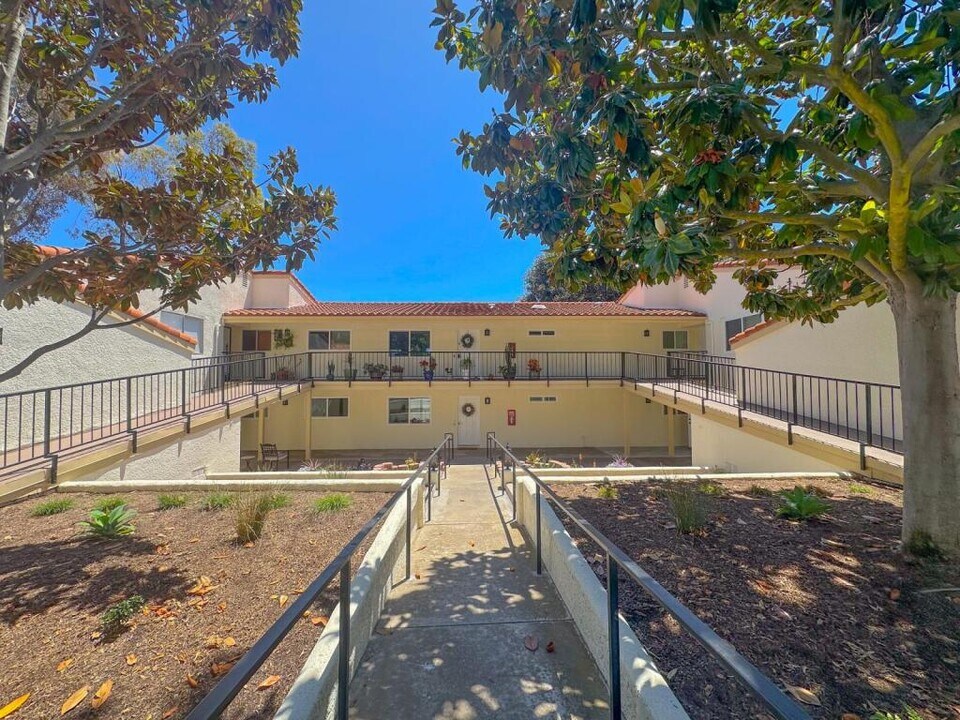 3327 Bahia Blanca E in Laguna Woods, CA - Building Photo