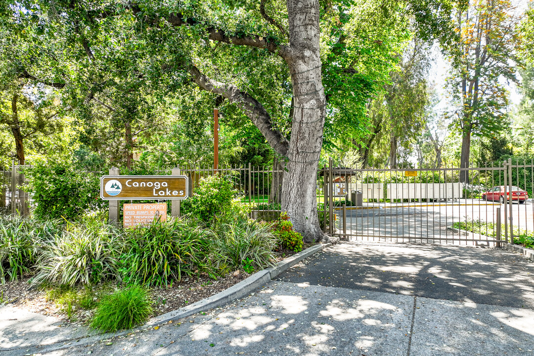 Canoga Lakes in Canoga Park, CA - Building Photo