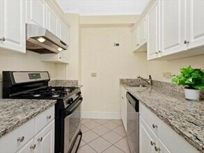 1450 Beacon St, Unit 203 in Brookline, MA - Foto de edificio - Building Photo
