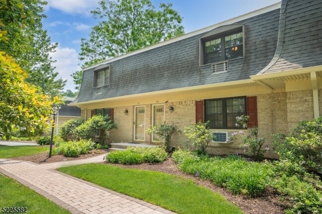 768 Springfield Ave in Summit, NJ - Foto de edificio - Building Photo