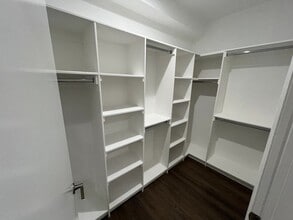 7228 Amigo Ave in Reseda, CA - Foto de edificio - Building Photo