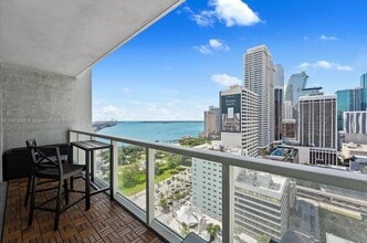 244 Biscayne Blvd, Unit Residence 2407 in Miami, FL - Building Photo - Building Photo