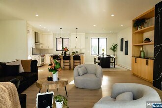 401 Grand Ave in Leonia, NJ - Foto de edificio - Building Photo