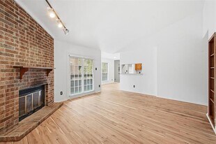 1104 Riverchase Ln in Arlington, TX - Building Photo