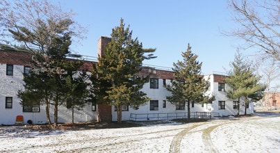Levittown Gardens in Levittown, NY - Foto de edificio - Building Photo
