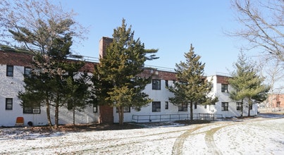 Levittown Gardens in Levittown, NY - Building Photo - Building Photo