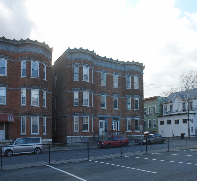 32 Hart St in Cohoes, NY - Building Photo