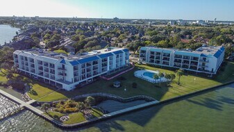 351 Lakeside Ln, Unit 305 in Houston, TX - Building Photo