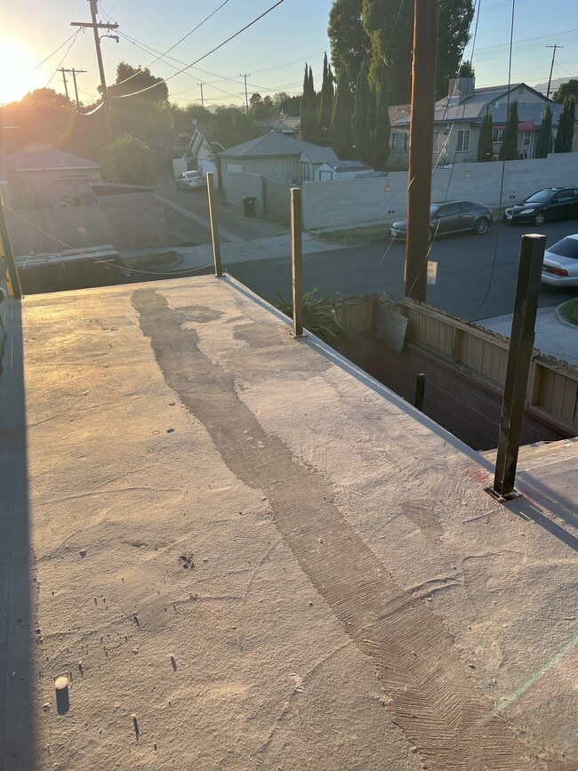 7538 Cozycroft Ave in Los Angeles, CA - Building Photo - Building Photo