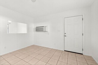 133 Sunrise Cir-Unit -133 Sunrise Cir B in Santa Rosa Beach, FL - Building Photo - Building Photo