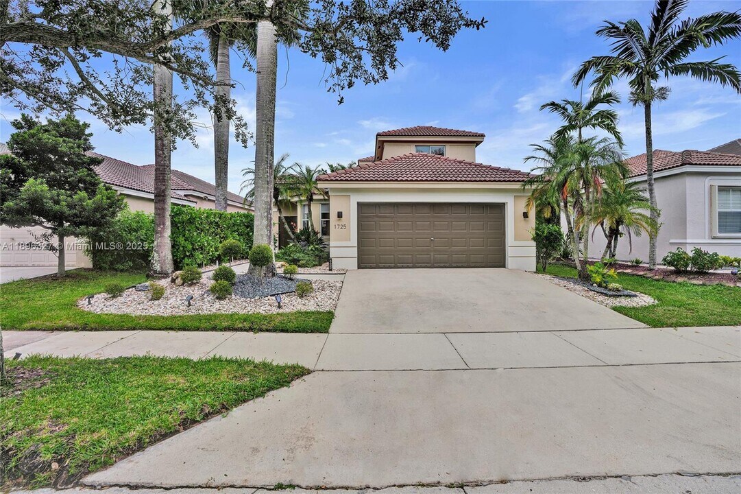 1725 Winterberry Ln in Weston, FL - Building Photo