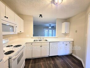 302 Bubble Creek Ct in Fayetteville, NC - Building Photo - Building Photo