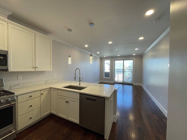 87 Medford St in Medford, MA - Building Photo - Building Photo