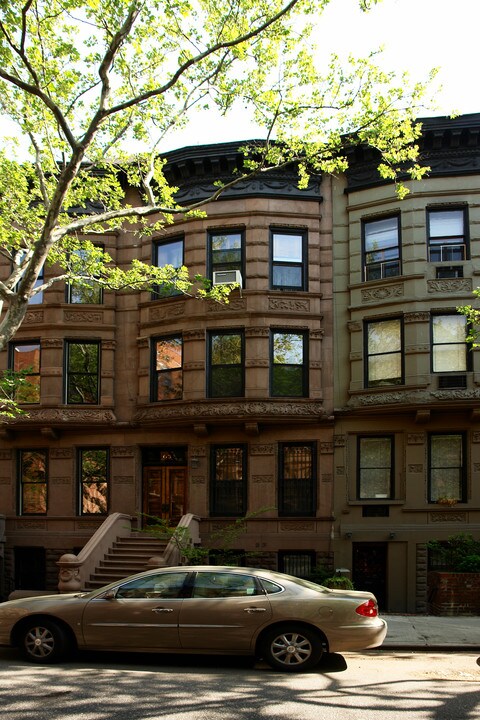 63 W 89th St in New York, NY - Building Photo