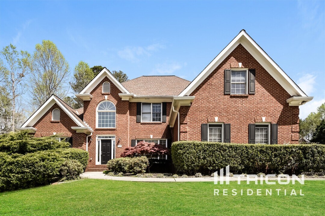 195 Forrest Lake Rd in Alpharetta, GA - Building Photo