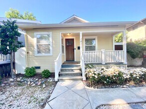 2433 Castro Way in Sacramento, CA - Building Photo - Building Photo