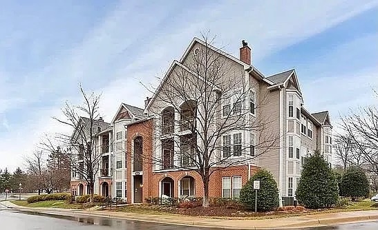 20419 Riverbend Sq, Unit Riverbend Condo in Sterling, VA - Foto de edificio - Building Photo