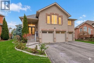 2074 Cynthia Ct in Innisfil, ON - Building Photo