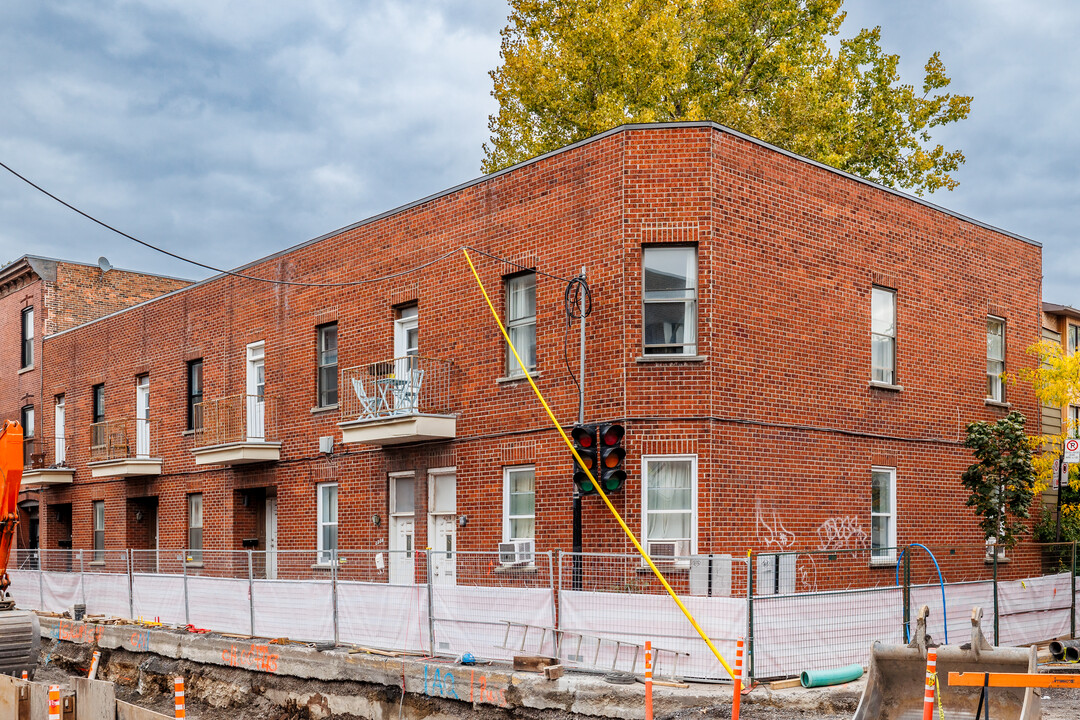 4302 Saint-Antoine Rue O in Montréal, QC - Building Photo