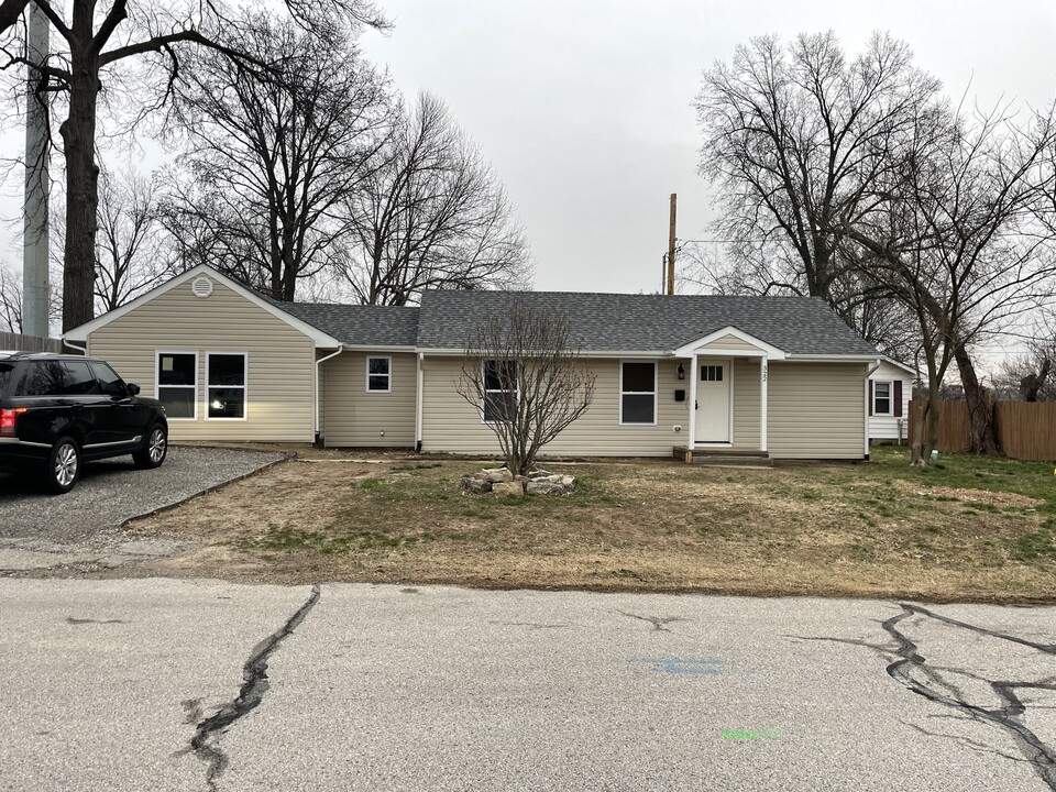 322 School St in O'Fallon, MO - Building Photo