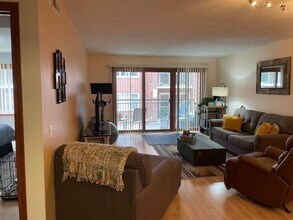5340 N Lowell Ave, Unit 205 in Chicago, IL - Building Photo - Building Photo