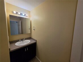 2226 Cranston St in Cranston, RI - Foto de edificio - Building Photo