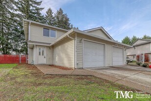 102 NE Juniper Ave in Vancouver, WA - Building Photo