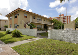 24-30 Sidonia Ave in Coral Gables, FL - Foto de edificio - Building Photo