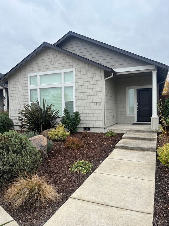 431 S Haskell St in Central Point, OR - Building Photo