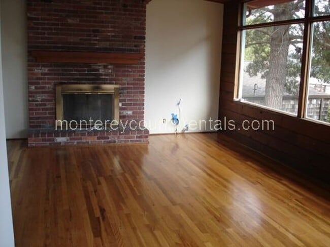 56 Vía Castanada in Monterey, CA - Building Photo - Building Photo