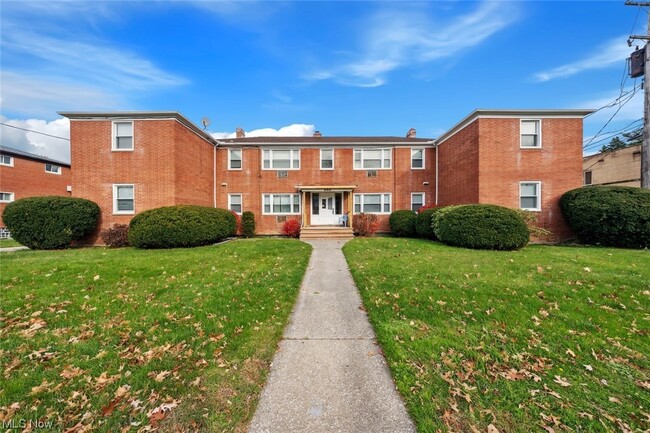 885 S Green Rd-Unit -5 in South Euclid, OH - Foto de edificio - Building Photo