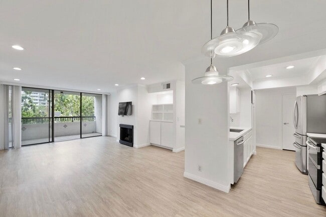 property at 906 N Doheny Dr