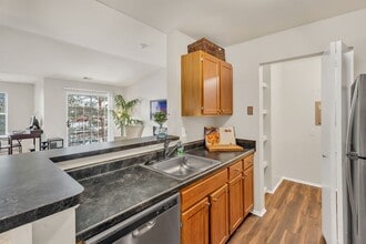 Village of Canton Apartments in Canton, MI - Foto de edificio - Building Photo