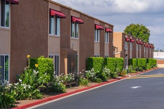 1440 Oak Dr, Unit A9 in Vista, CA - Building Photo - Building Photo