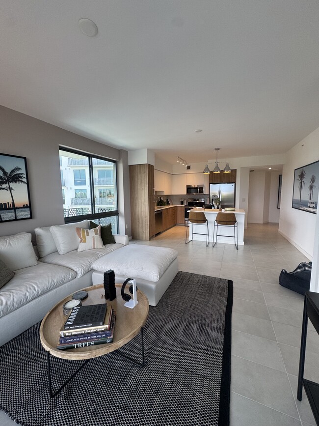 999 SW 6th St, Unit 811 in Miami, FL - Foto de edificio - Building Photo