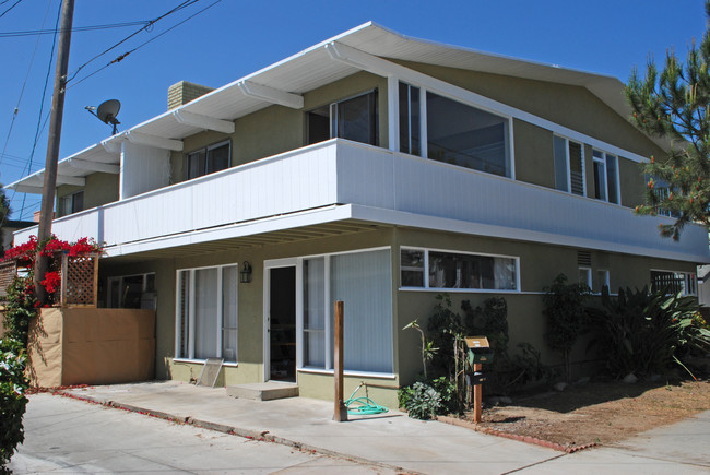 315 E Bay Ave in Newport Beach, CA - Building Photo - Building Photo