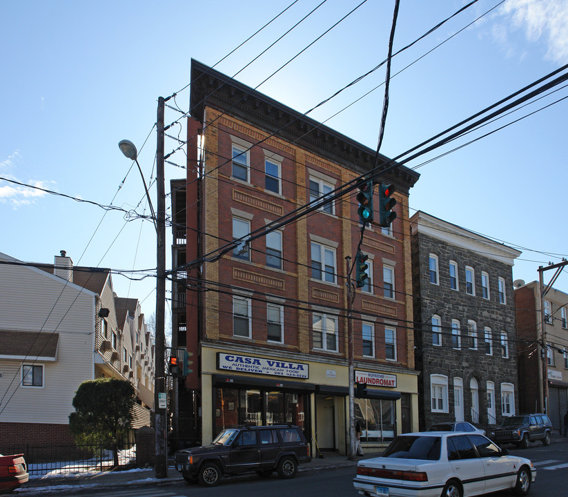 182 W Main St in Stamford, CT - Building Photo